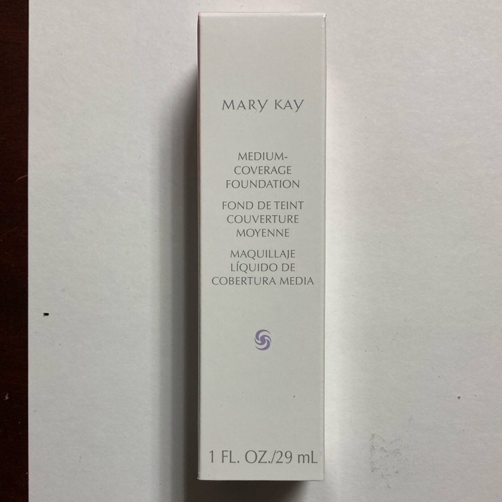 Mary Kay medium Coverage foundation Ivory 200